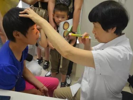 “普瑞之光·明眸杜鹃花”救助斜视患儿