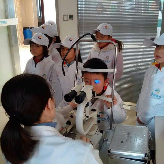 我是眼科小专家”职业体验活动受到孩子们的热烈追捧！