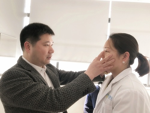 杭州知名眼部整形专家吴艾竞院长受邀来我院坐诊、手术